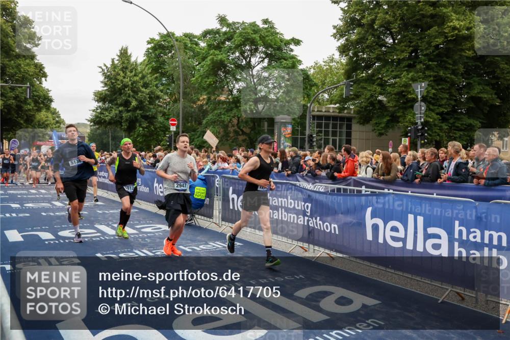 30.06.2024 - hella hamburg halbmarathon Michael Strokosch http://msf.ph/oto/6417705 30.06.2024 11:12:08 Ziel 2644, 2947, 4146, 4506, 4683, 5136, 5372, 5373, 7685, 8234, 8700, 8912, 9996, 10298, 10722, 10777, 12227, 13403 meine-sportfotos.de