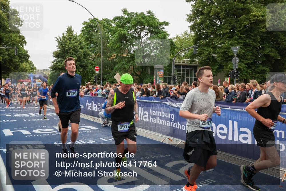 30.06.2024 - hella hamburg halbmarathon Michael Strokosch http://msf.ph/oto/6417764 30.06.2024 11:12:09 Ziel 2644, 2947, 4146, 4506, 4683, 5136, 5372, 5373, 7685, 8234, 8700, 8912, 9996, 10298, 10722, 10777, 11356, 12227, 13290, 13403 meine-sportfotos.de