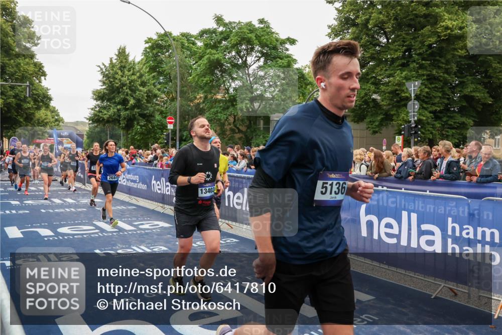 30.06.2024 - hella hamburg halbmarathon Michael Strokosch http://msf.ph/oto/6417810 30.06.2024 11:12:10 Ziel 2644, 2947, 4146, 4506, 4683, 5136, 5372, 5373, 7685, 8700, 8912, 9765, 9906, 10298, 10722, 10777, 11356, 12195, 12227, 13290, 13403 meine-sportfotos.de
