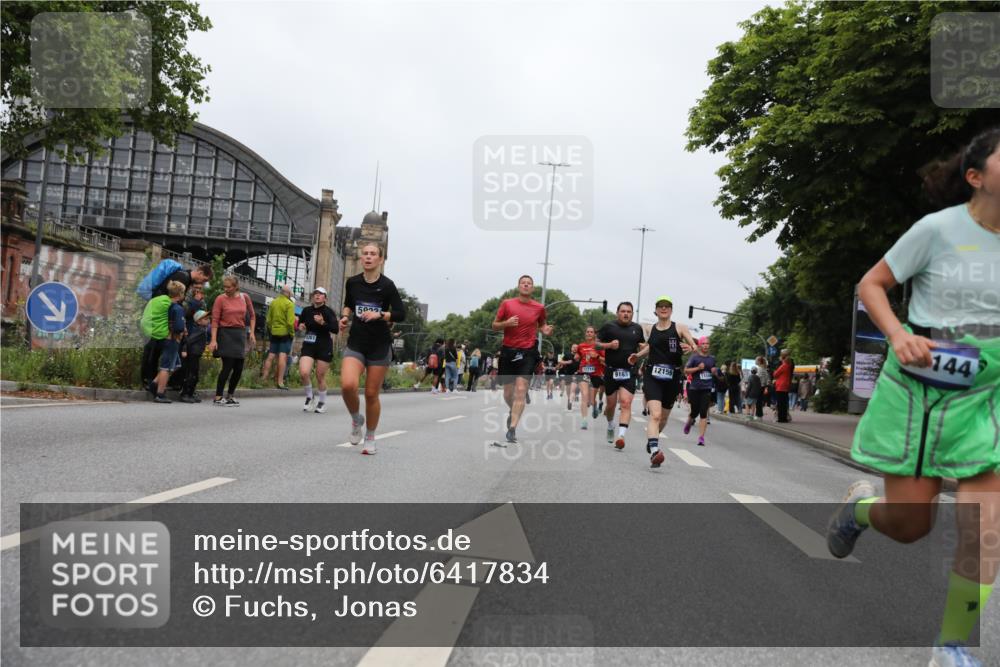 30.06.2024 - hella hamburg halbmarathon Fuchs,  Jonas http://msf.ph/oto/6417834 30.06.2024 11:13:29 20KM 556, 830, 1937, 2422, 2446, 2548, 2672, 3060, 3774, 4011, 4205, 4297, 4325, 4359, 4519, 5263, 5405, 5922, 6220, 6221, 6419, 7342, 7347, 7642, 8311, 8440, 8943, 9163, 9310, 9555, 10075, 10954, 11035, 11203, 11204, 11324, 11325, 11544, 11714, 11718, 12159, 13080, 13082, 13144, 13215, 13216, 13405, 13438 meine-sportfotos.de