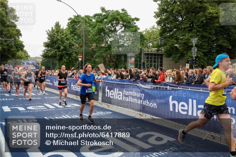 30.06.2024 - hella hamburg halbmarathon Michael Strokosch http://msf.ph/oto/6417889 30.06.2024 11:12:11 Ziel 2644, 4146, 4506, 4683, 5136, 5372, 5373, 6282, 6283, 6528, 7685, 8700, 8912, 9765, 9906, 10298, 10722, 10777, 11356, 11980, 12195, 12227, 13290, 13403 meine-sportfotos.de
