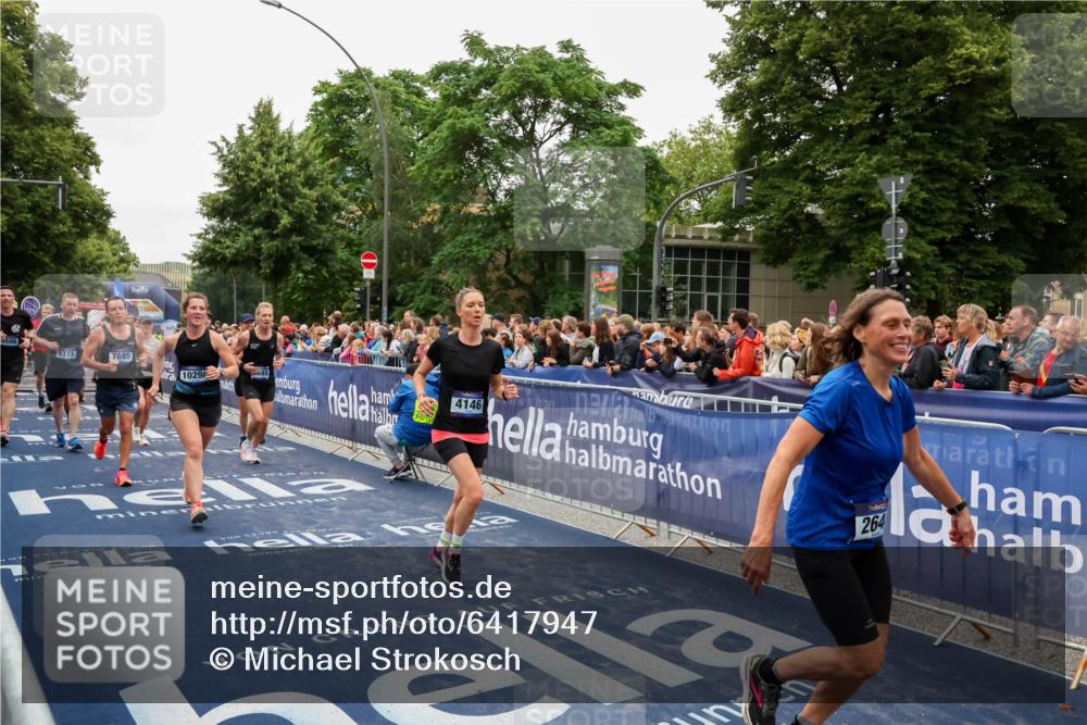 30.06.2024 - hella hamburg halbmarathon Michael Strokosch http://msf.ph/oto/6417947 30.06.2024 11:12:12 Ziel 2644, 4146, 4506, 4683, 5136, 5372, 5373, 6282, 6283, 6528, 7685, 8700, 9765, 9906, 10009, 10298, 10722, 10777, 11356, 11980, 12195, 12323, 12552, 13290, 13403 meine-sportfotos.de