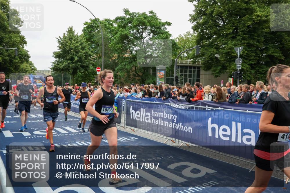 30.06.2024 - hella hamburg halbmarathon Michael Strokosch http://msf.ph/oto/6417997 30.06.2024 11:12:13 Ziel 2644, 4146, 4506, 4683, 5182, 5372, 5373, 6282, 6283, 6528, 7685, 7695, 8700, 9765, 9906, 10009, 10298, 10777, 11356, 11980, 12195, 12323, 12552, 13290 meine-sportfotos.de