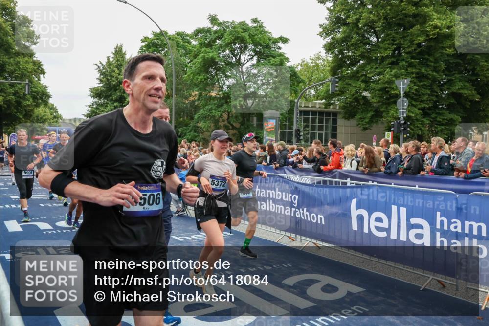 30.06.2024 - hella hamburg halbmarathon Michael Strokosch http://msf.ph/oto/6418084 30.06.2024 11:12:15 Ziel 1509, 4506, 4683, 5182, 5372, 5373, 5657, 5658, 6282, 6283, 6528, 7685, 7695, 8700, 9765, 9906, 10009, 10298, 10777, 11228, 11356, 11980, 12195, 12323, 12552, 13290 meine-sportfotos.de