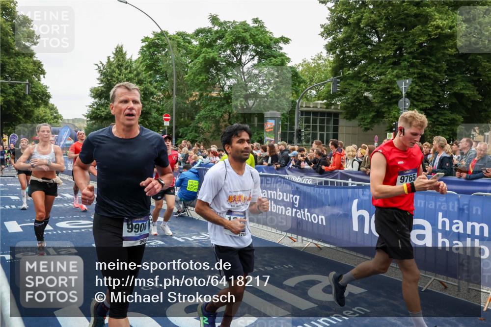 30.06.2024 - hella hamburg halbmarathon Michael Strokosch http://msf.ph/oto/6418217 30.06.2024 11:12:17 Ziel 1509, 5182, 5372, 5373, 5657, 5658, 6050, 6282, 6283, 6528, 6573, 7695, 9765, 9814, 9906, 10009, 11228, 11356, 11980, 12195, 12323, 12552, 13290 meine-sportfotos.de