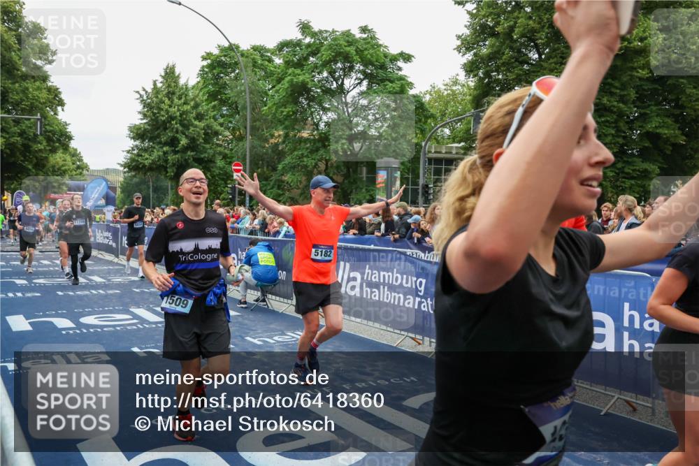 30.06.2024 - hella hamburg halbmarathon Michael Strokosch http://msf.ph/oto/6418360 30.06.2024 11:12:20 Ziel 1509, 2461, 4394, 5182, 5657, 5658, 6050, 6282, 6283, 6528, 6573, 7379, 7695, 9304, 9814, 10009, 11196, 11228, 11980, 12323, 12475, 12552 meine-sportfotos.de