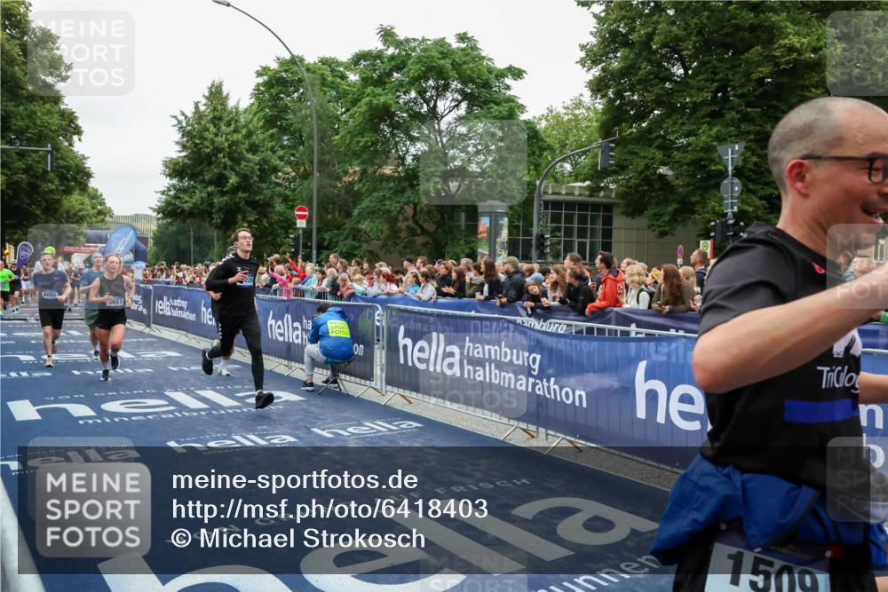 30.06.2024 - hella hamburg halbmarathon Michael Strokosch http://msf.ph/oto/6418403 30.06.2024 11:12:21 Ziel 1509, 2461, 4394, 5182, 5657, 5658, 6050, 6573, 7379, 7695, 9304, 9814, 9868, 10009, 11196, 11228, 12323, 12475, 12552 meine-sportfotos.de