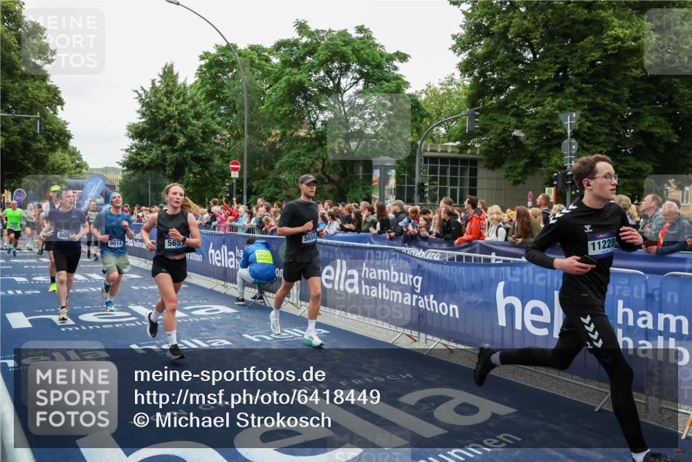 30.06.2024 - hella hamburg halbmarathon Michael Strokosch http://msf.ph/oto/6418449 30.06.2024 11:12:22 Ziel 1509, 2461, 4394, 5182, 5657, 5658, 6050, 6573, 7379, 7695, 9304, 9814, 9868, 10032, 11196, 11228, 12475 meine-sportfotos.de