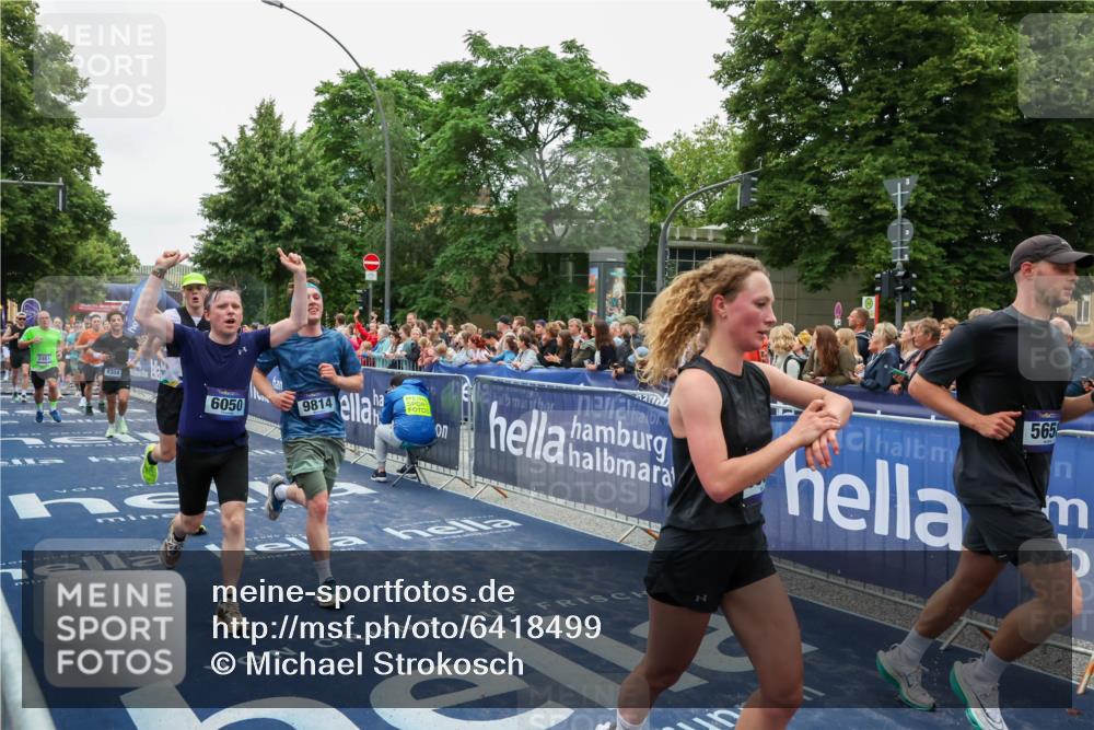30.06.2024 - hella hamburg halbmarathon Michael Strokosch http://msf.ph/oto/6418499 30.06.2024 11:12:23 Ziel 1509, 2331, 2461, 2709, 4291, 4394, 5657, 5658, 6050, 6573, 7379, 9304, 9814, 9868, 10032, 11196, 11228, 12475 meine-sportfotos.de