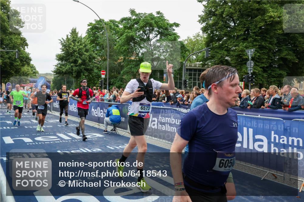 30.06.2024 - hella hamburg halbmarathon Michael Strokosch http://msf.ph/oto/6418543 30.06.2024 11:12:24 Ziel 655, 715, 1898, 2331, 2461, 2709, 4291, 4394, 5657, 5658, 6050, 6573, 7379, 9304, 9814, 9868, 10032, 11196, 12475 meine-sportfotos.de