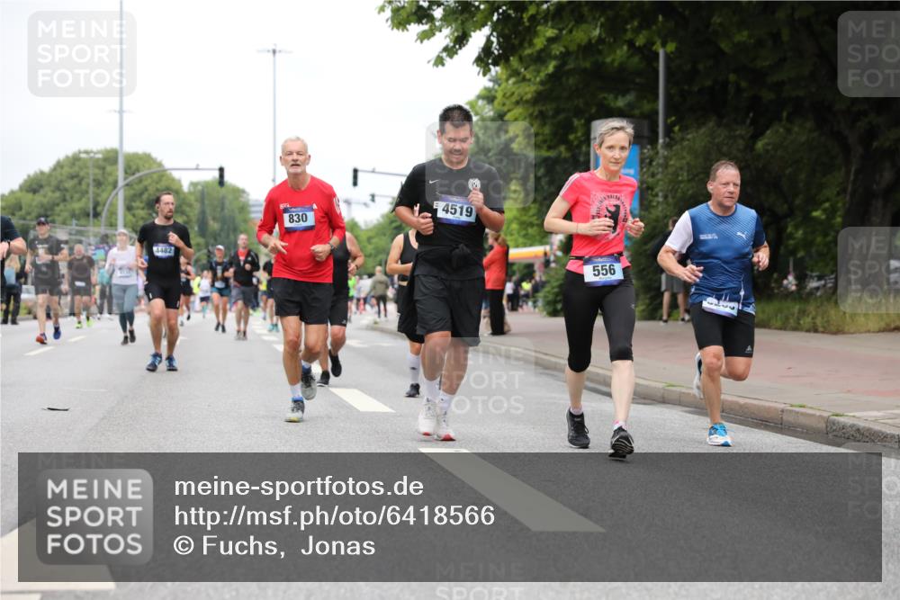 30.06.2024 - hella hamburg halbmarathon Fuchs,  Jonas http://msf.ph/oto/6418566 30.06.2024 11:13:34 20KM 556, 727, 830, 1937, 2446, 2548, 2672, 2833, 2984, 3060, 3544, 3774, 4011, 4297, 4359, 4482, 4519, 5263, 5405, 5922, 6220, 6221, 7342, 7347, 7642, 7818, 8136, 8137, 8311, 8440, 9163, 9310, 9555, 10075, 10171, 11035, 11203, 11204, 11324, 11325, 11544, 11714, 11998, 12159, 12175, 13080, 13144, 13215, 13216 meine-sportfotos.de