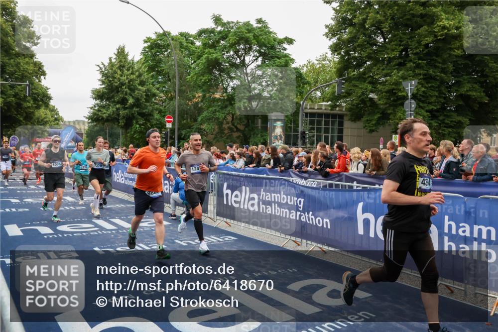 30.06.2024 - hella hamburg halbmarathon Michael Strokosch http://msf.ph/oto/6418670 30.06.2024 11:12:27 Ziel 655, 715, 1898, 2331, 2461, 2709, 4291, 4394, 4606, 5661, 6077, 7379, 9304, 9868, 10032, 11196, 11769, 11918, 12475 meine-sportfotos.de