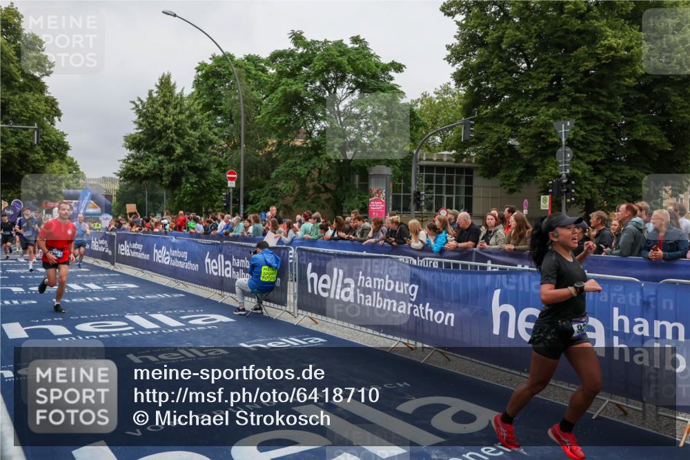 30.06.2024 - hella hamburg halbmarathon Michael Strokosch http://msf.ph/oto/6418710 30.06.2024 10:41:26 Ziel 5940, 6273, 6910, 7453, 7777, 9282, 9989, 10238, 10249, 10921, 11810, 12537, 13013, 13064 meine-sportfotos.de