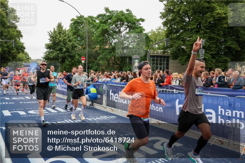 30.06.2024 - hella hamburg halbmarathon Michael Strokosch http://msf.ph/oto/6418724 30.06.2024 11:12:28 Ziel 655, 715, 1898, 2331, 2461, 2659, 2709, 4291, 4394, 4606, 5661, 6077, 7379, 9868, 10032, 11769, 11918, 12475 meine-sportfotos.de