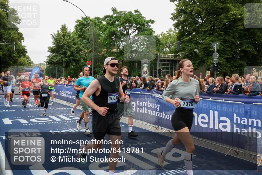 30.06.2024 - hella hamburg halbmarathon Michael Strokosch http://msf.ph/oto/6418781 30.06.2024 11:12:29 Ziel 655, 715, 1898, 2331, 2659, 2709, 4291, 4606, 5661, 6077, 7379, 8325, 8512, 9868, 10032, 11769, 11918, 12475 meine-sportfotos.de