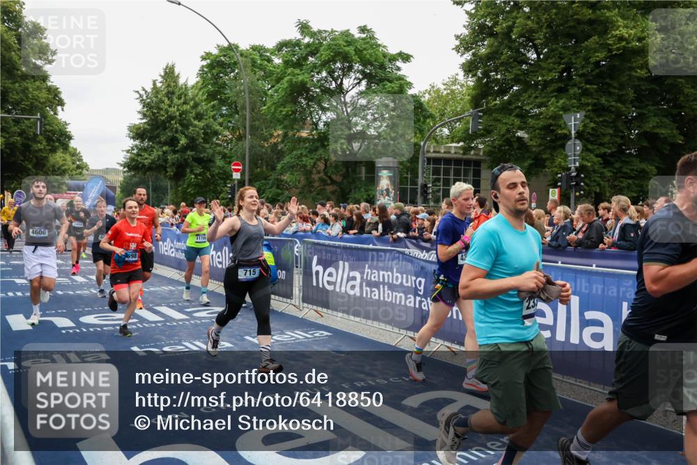 30.06.2024 - hella hamburg halbmarathon Michael Strokosch http://msf.ph/oto/6418850 30.06.2024 11:12:30 Ziel 655, 715, 1898, 2331, 2659, 2709, 4291, 4606, 5661, 6077, 7651, 8325, 8512, 9868, 9977, 10032, 11769, 11918 meine-sportfotos.de