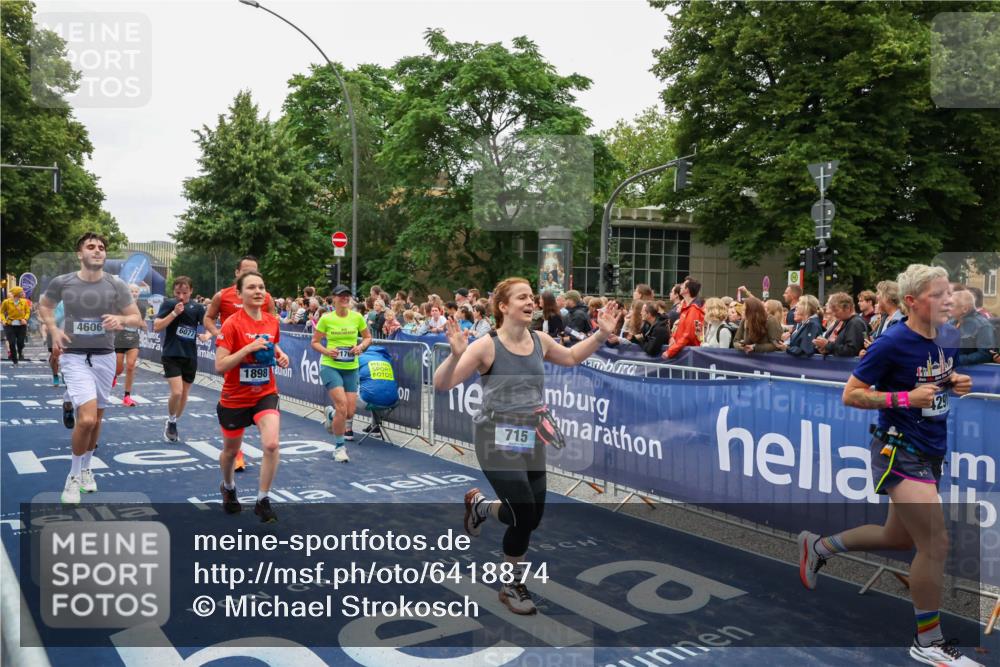 30.06.2024 - hella hamburg halbmarathon Michael Strokosch http://msf.ph/oto/6418874 30.06.2024 11:12:31 Ziel 655, 715, 1898, 2331, 2659, 2709, 4291, 4606, 5661, 6077, 7651, 8325, 8512, 9503, 9977, 10032, 11769, 11918 meine-sportfotos.de
