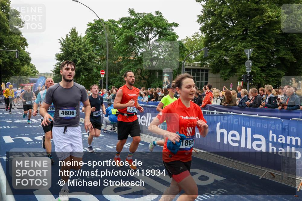 30.06.2024 - hella hamburg halbmarathon Michael Strokosch http://msf.ph/oto/6418934 30.06.2024 11:12:32 Ziel 655, 715, 1898, 2331, 2659, 2709, 4291, 4606, 4988, 5661, 6077, 7651, 8325, 8512, 9314, 9503, 9977, 11769, 11918 meine-sportfotos.de