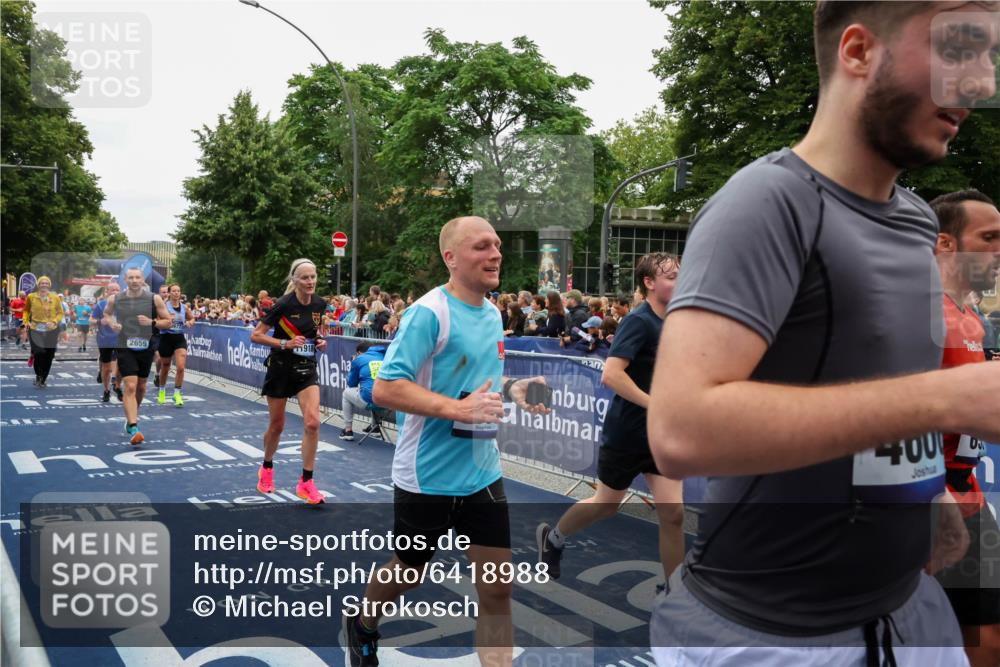 30.06.2024 - hella hamburg halbmarathon Michael Strokosch http://msf.ph/oto/6418988 30.06.2024 11:12:33 Ziel 655, 715, 1898, 2659, 4606, 4988, 5661, 6054, 6077, 7651, 8325, 8512, 9314, 9503, 9977, 11769, 11918, 12236 meine-sportfotos.de