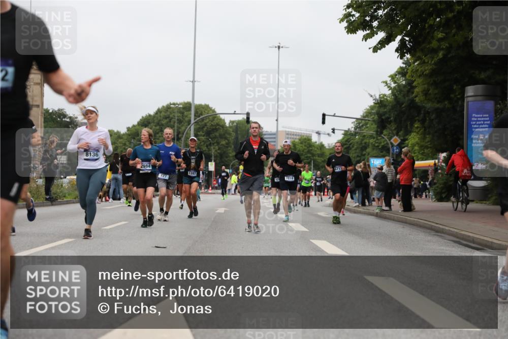 30.06.2024 - hella hamburg halbmarathon Fuchs,  Jonas http://msf.ph/oto/6419020 30.06.2024 11:13:38 20KM 556, 727, 830, 1397, 1937, 2446, 2548, 2833, 2984, 3060, 3544, 3774, 3828, 4011, 4297, 4482, 4519, 5263, 5405, 5922, 6711, 6758, 7342, 7347, 7642, 7818, 8136, 8137, 8311, 9163, 9537, 10075, 10171, 11035, 11069, 11203, 11204, 11325, 11544, 11714, 11984, 11998, 12061, 12159, 12175, 12246, 13080, 13144 meine-sportfotos.de