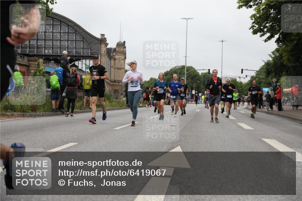 30.06.2024 - hella hamburg halbmarathon Fuchs,  Jonas http://msf.ph/oto/6419067 30.06.2024 11:13:39 20KM 556, 727, 830, 1397, 1937, 2446, 2833, 2984, 3060, 3544, 3774, 3828, 4011, 4297, 4482, 4519, 5263, 5405, 5922, 6711, 6758, 7342, 7347, 7642, 7818, 7842, 8136, 8137, 9163, 9537, 10075, 10171, 11035, 11069, 11203, 11204, 11325, 11544, 11714, 11984, 11998, 12061, 12159, 12175, 12246, 13080, 13144 meine-sportfotos.de
