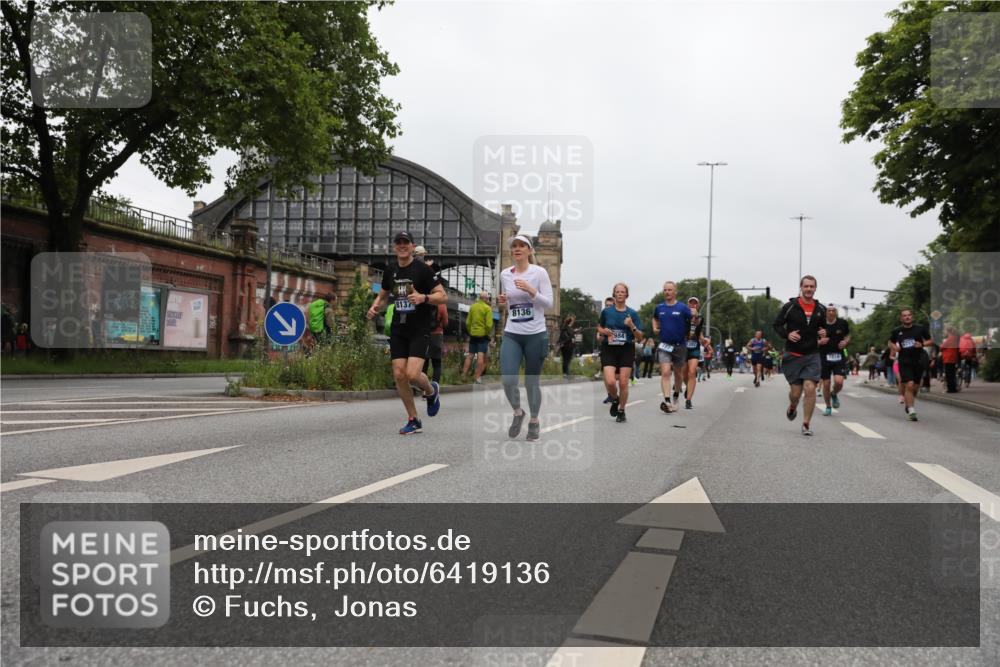 30.06.2024 - hella hamburg halbmarathon Fuchs,  Jonas http://msf.ph/oto/6419136 30.06.2024 11:13:40 20KM 556, 727, 830, 1397, 1937, 2446, 2833, 2984, 3060, 3544, 3774, 3828, 4011, 4297, 4482, 4519, 5263, 5405, 5922, 6711, 6758, 7342, 7347, 7642, 7818, 7842, 8136, 8137, 9163, 9537, 10171, 11035, 11069, 11203, 11204, 11325, 11544, 11714, 11984, 11998, 12061, 12159, 12175, 12246, 13080, 13144 meine-sportfotos.de