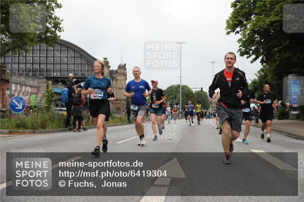 30.06.2024 - hella hamburg halbmarathon Fuchs,  Jonas http://msf.ph/oto/6419304 30.06.2024 11:13:42 20KM 556, 727, 830, 1397, 1937, 2446, 2833, 2984, 3060, 3544, 3828, 4011, 4297, 4482, 4519, 5263, 5405, 5922, 6711, 6758, 7818, 7842, 7844, 8136, 8137, 9163, 9537, 10171, 11035, 11069, 11325, 11544, 11714, 11715, 11984, 11998, 12061, 12159, 12175, 12246, 13144 meine-sportfotos.de