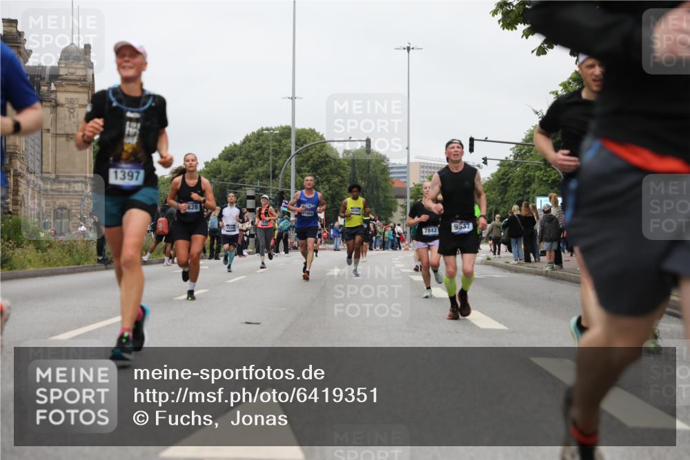 30.06.2024 - hella hamburg halbmarathon Fuchs,  Jonas http://msf.ph/oto/6419351 30.06.2024 11:13:43 20KM 556, 727, 830, 1397, 2446, 2833, 2984, 3060, 3544, 3828, 4011, 4262, 4482, 4519, 5263, 5405, 5922, 6711, 6758, 7818, 7842, 7844, 8136, 8137, 9163, 9537, 10171, 11035, 11069, 11325, 11544, 11714, 11715, 11984, 11998, 12061, 12159, 12175, 12246, 12341, 13144 meine-sportfotos.de