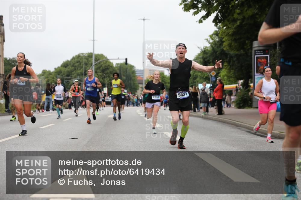 30.06.2024 - hella hamburg halbmarathon Fuchs,  Jonas http://msf.ph/oto/6419434 30.06.2024 11:13:44 20KM 556, 727, 830, 1397, 2446, 2833, 2984, 3060, 3544, 3828, 4262, 4482, 4519, 5263, 5405, 5922, 6711, 6758, 7297, 7818, 7842, 7844, 8136, 8137, 9163, 9537, 10171, 11035, 11069, 11325, 11544, 11714, 11715, 11984, 11998, 12061, 12159, 12175, 12246, 12341, 13144 meine-sportfotos.de