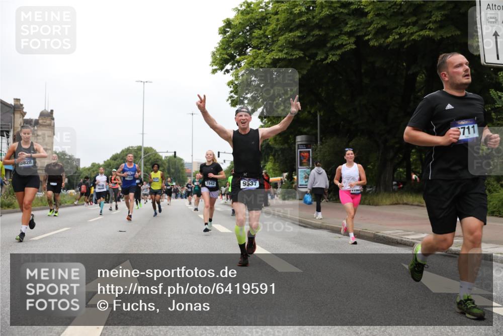 30.06.2024 - hella hamburg halbmarathon Fuchs,  Jonas http://msf.ph/oto/6419591 30.06.2024 11:13:45 20KM 556, 727, 830, 1397, 2833, 2984, 3060, 3544, 3828, 4262, 4482, 4519, 5263, 5405, 5922, 6711, 6758, 7297, 7818, 7842, 7844, 8136, 8137, 9163, 9537, 10171, 11069, 11325, 11544, 11714, 11715, 11984, 11998, 12061, 12159, 12175, 12246, 12341, 13144 meine-sportfotos.de