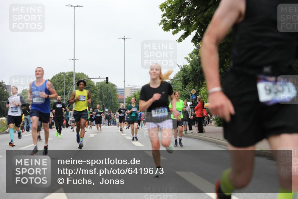 30.06.2024 - hella hamburg halbmarathon Fuchs,  Jonas http://msf.ph/oto/6419673 30.06.2024 11:13:46 20KM 556, 727, 830, 1397, 2833, 2984, 3060, 3544, 3828, 4262, 4482, 4519, 5263, 5405, 5922, 6711, 6758, 7120, 7297, 7818, 7842, 7844, 8136, 8137, 9163, 9537, 10171, 10357, 11069, 11325, 11544, 11714, 11715, 11984, 11998, 12061, 12159, 12175, 12246, 12341, 13020 meine-sportfotos.de