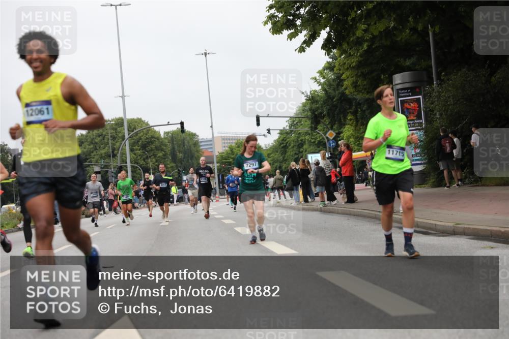 30.06.2024 - hella hamburg halbmarathon Fuchs,  Jonas http://msf.ph/oto/6419882 30.06.2024 11:13:48 20KM 556, 727, 830, 1397, 2833, 2972, 2984, 3060, 3544, 3828, 4262, 4482, 4519, 5405, 5922, 6711, 6758, 7120, 7297, 7818, 7842, 7844, 8136, 8137, 8310, 9537, 10171, 10357, 11069, 11325, 11544, 11714, 11715, 11984, 11998, 12061, 12175, 12246, 12341, 13020 meine-sportfotos.de