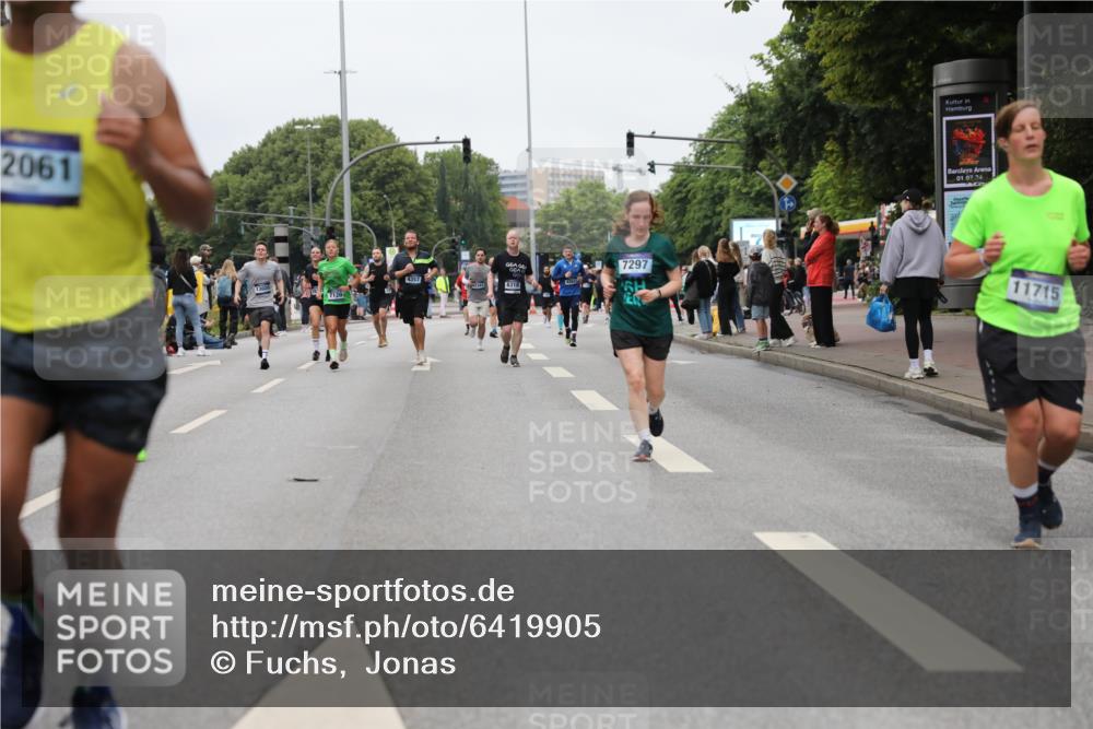 30.06.2024 - hella hamburg halbmarathon Fuchs,  Jonas http://msf.ph/oto/6419905 30.06.2024 11:13:49 20KM 556, 727, 830, 1397, 2833, 2972, 2984, 3060, 3544, 3828, 4262, 4482, 4519, 5405, 5922, 6711, 6758, 7120, 7297, 7818, 7842, 7844, 8136, 8137, 8310, 9537, 10171, 10357, 11069, 11325, 11544, 11714, 11715, 11984, 11998, 12061, 12175, 12246, 12341, 13020 meine-sportfotos.de