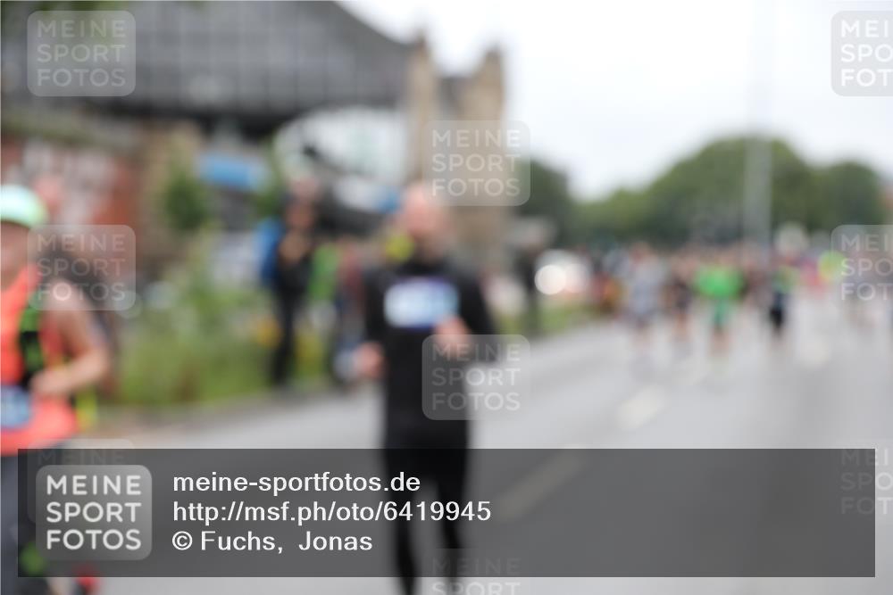 30.06.2024 - hella hamburg halbmarathon Fuchs,  Jonas http://msf.ph/oto/6419945 30.06.2024 11:13:51 20KM 727, 830, 1397, 2833, 2972, 2984, 3060, 3544, 3828, 4262, 4482, 4519, 4685, 5405, 5922, 6711, 6758, 7120, 7297, 7818, 7842, 7844, 8136, 8137, 8310, 9537, 10171, 10357, 11069, 11715, 11984, 11998, 12061, 12175, 12246, 12341, 13020 meine-sportfotos.de