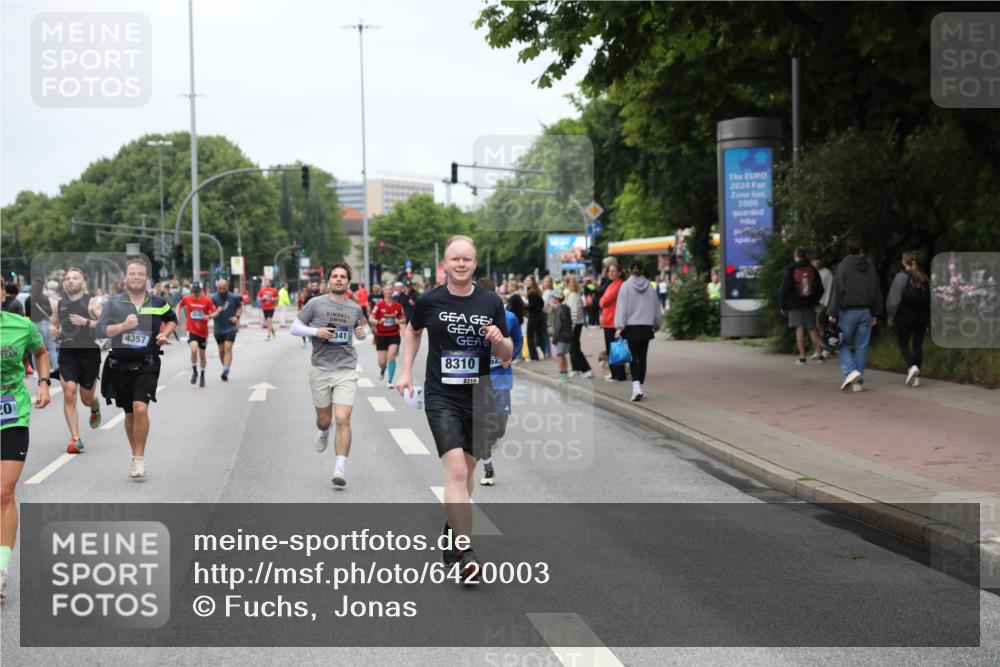 30.06.2024 - hella hamburg halbmarathon Fuchs,  Jonas http://msf.ph/oto/6420003 30.06.2024 11:13:54 20KM 727, 1397, 2833, 2972, 2984, 3060, 3544, 3828, 4262, 4482, 4682, 4685, 6711, 6758, 7120, 7297, 7818, 7842, 7844, 8136, 8137, 8310, 9537, 10171, 10357, 11069, 11715, 11984, 11998, 12061, 12175, 12246, 12341, 13020 meine-sportfotos.de