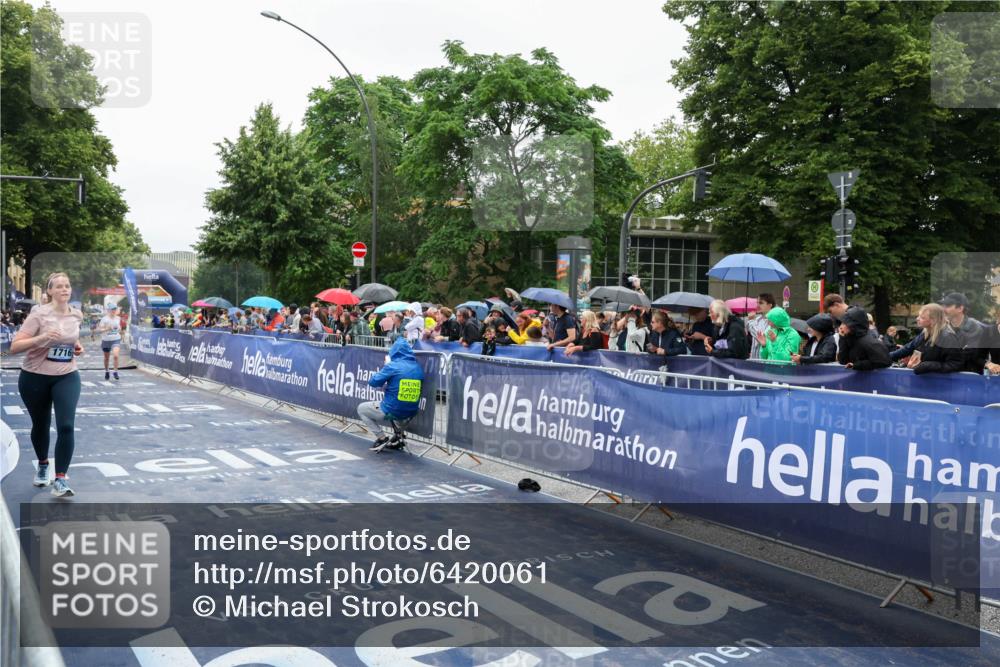 30.06.2024 - hella hamburg halbmarathon Michael Strokosch http://msf.ph/oto/6420061 30.06.2024 12:27:23 Ziel 1716, 1909, 3887, 6516, 7420 meine-sportfotos.de