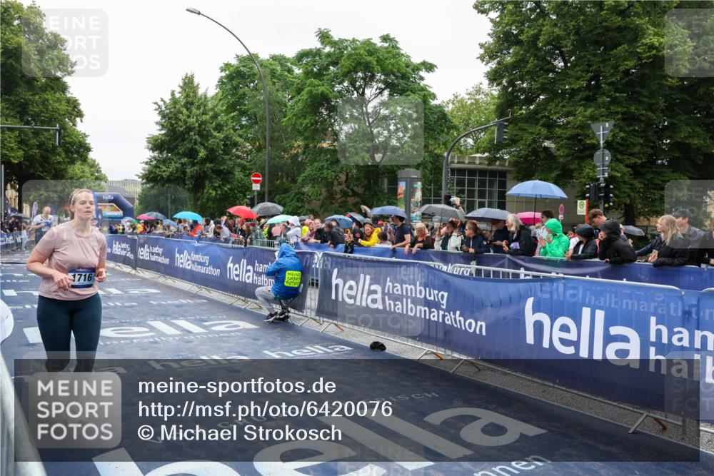 30.06.2024 - hella hamburg halbmarathon Michael Strokosch http://msf.ph/oto/6420076 30.06.2024 12:27:24 Ziel 1716, 1909, 3887, 7420 meine-sportfotos.de