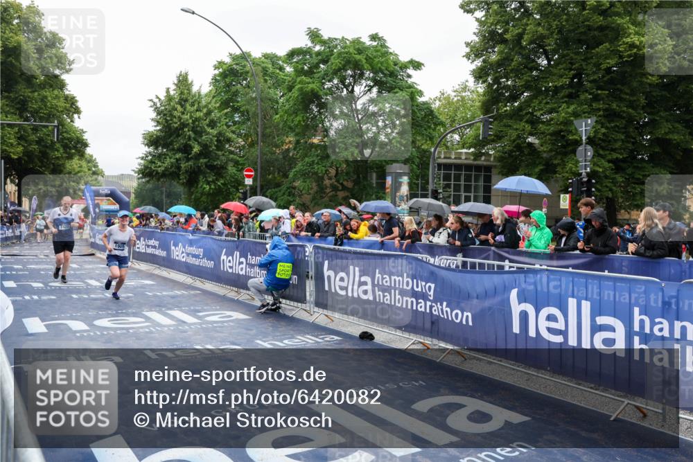 30.06.2024 - hella hamburg halbmarathon Michael Strokosch http://msf.ph/oto/6420082 30.06.2024 12:27:25 Ziel 1716, 1909, 7420 meine-sportfotos.de