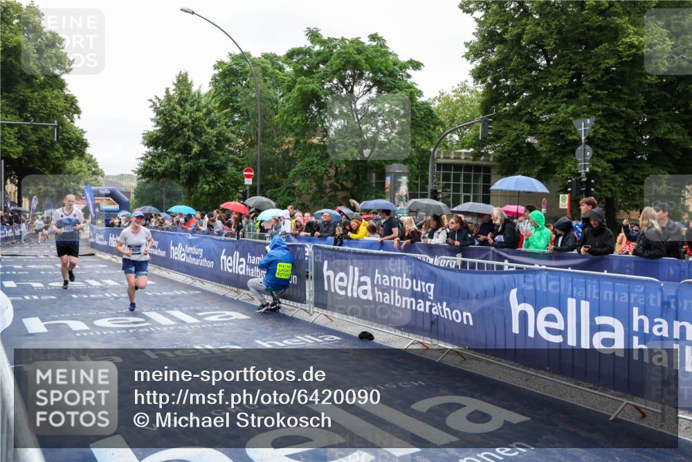30.06.2024 - hella hamburg halbmarathon Michael Strokosch http://msf.ph/oto/6420090 30.06.2024 12:27:26 Ziel 1716, 1909, 7420 meine-sportfotos.de