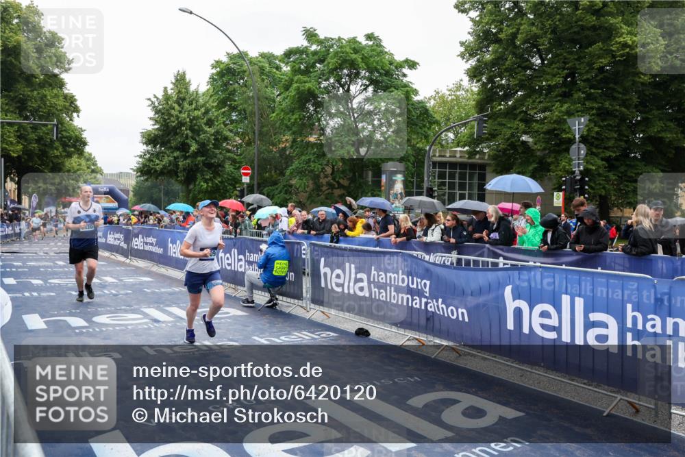 30.06.2024 - hella hamburg halbmarathon Michael Strokosch http://msf.ph/oto/6420120 30.06.2024 12:27:27 Ziel 1909, 7420 meine-sportfotos.de