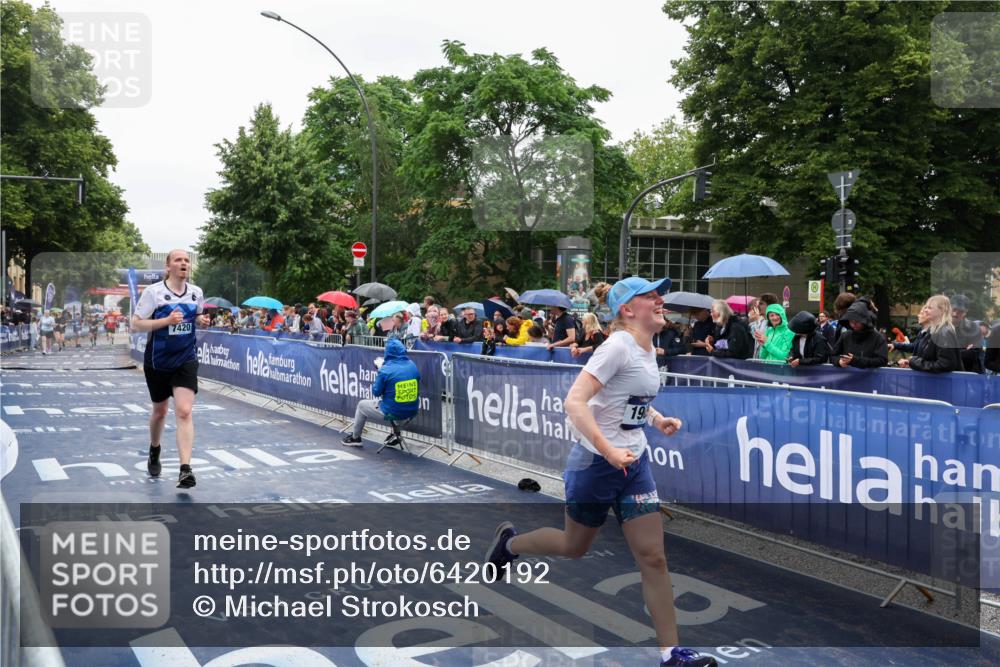 30.06.2024 - hella hamburg halbmarathon Michael Strokosch http://msf.ph/oto/6420192 30.06.2024 12:27:28 Ziel 1909, 7420 meine-sportfotos.de