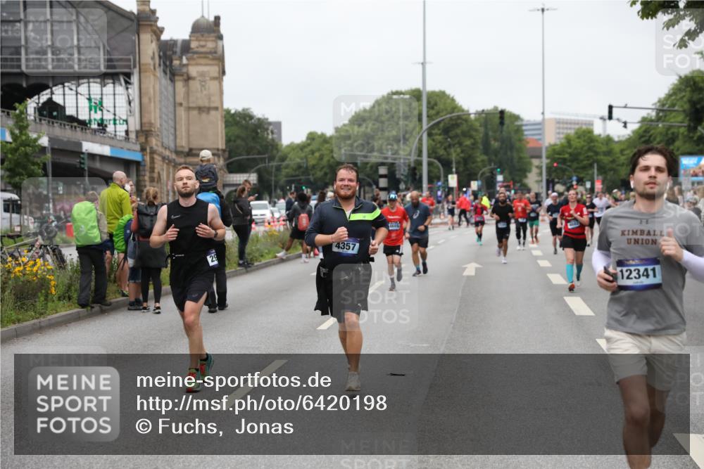30.06.2024 - hella hamburg halbmarathon Fuchs,  Jonas http://msf.ph/oto/6420198 30.06.2024 11:13:57 20KM 727, 1397, 2833, 2972, 2984, 3520, 3766, 3828, 4189, 4262, 4682, 4685, 6711, 6758, 6797, 7120, 7297, 7818, 7842, 7844, 8136, 8137, 8310, 9537, 10171, 10357, 11069, 11715, 11984, 12061, 12246, 12341, 12395, 13020 meine-sportfotos.de