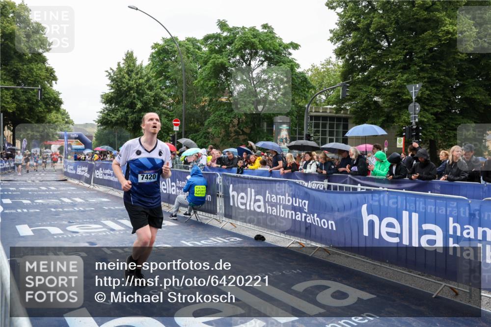 30.06.2024 - hella hamburg halbmarathon Michael Strokosch http://msf.ph/oto/6420221 30.06.2024 12:27:29 Ziel 1909, 7420 meine-sportfotos.de