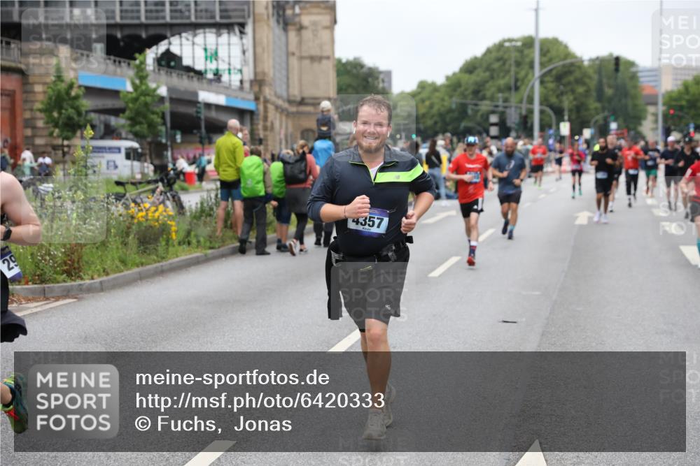 30.06.2024 - hella hamburg halbmarathon Fuchs,  Jonas http://msf.ph/oto/6420333 30.06.2024 11:13:58 20KM 727, 1397, 2288, 2288, 2972, 2984, 3520, 3766, 3828, 4189, 4262, 4682, 4685, 6161, 6711, 6758, 6797, 7120, 7297, 7818, 7842, 7844, 8136, 8137, 8310, 9537, 10171, 10357, 11069, 11715, 11984, 12061, 12246, 12341, 12395, 13020 meine-sportfotos.de