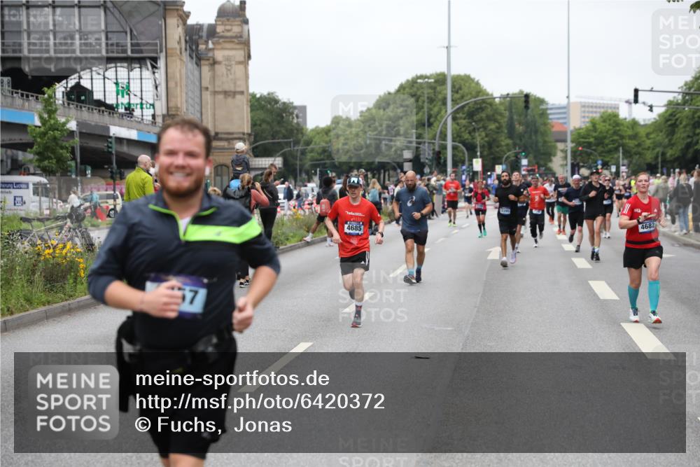 30.06.2024 - hella hamburg halbmarathon Fuchs,  Jonas http://msf.ph/oto/6420372 30.06.2024 11:13:59 20KM 727, 1397, 2288, 2288, 2972, 2984, 3520, 3766, 3828, 4189, 4262, 4357, 4682, 4685, 6161, 6711, 6758, 6797, 7120, 7297, 7842, 7844, 8136, 8137, 8310, 9537, 10171, 10357, 11069, 11715, 11984, 12061, 12246, 12341, 12395, 13020 meine-sportfotos.de