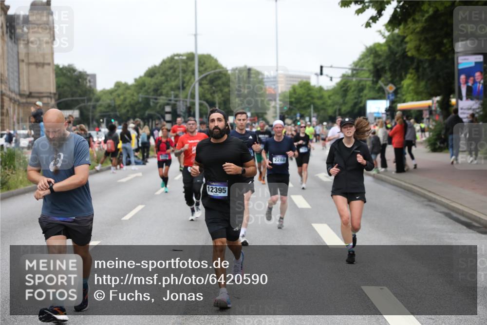 30.06.2024 - hella hamburg halbmarathon Fuchs,  Jonas http://msf.ph/oto/6420590 30.06.2024 11:14:04 20KM 2187, 2288, 2288, 2972, 3520, 3766, 4189, 4262, 4357, 4682, 4685, 4692, 5687, 6161, 6797, 7120, 7297, 7842, 7844, 8310, 9398, 10357, 10729, 11715, 12341, 12395, 13020 meine-sportfotos.de