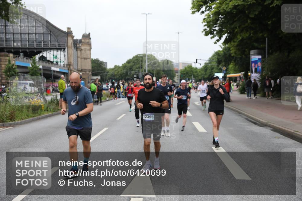 30.06.2024 - hella hamburg halbmarathon Fuchs,  Jonas http://msf.ph/oto/6420699 30.06.2024 11:14:05 20KM 2187, 2288, 2288, 2972, 3520, 3766, 4189, 4262, 4357, 4682, 4685, 4692, 5687, 6161, 6797, 7120, 7297, 7844, 8310, 9398, 10357, 10729, 11715, 12341, 12395, 13020 meine-sportfotos.de