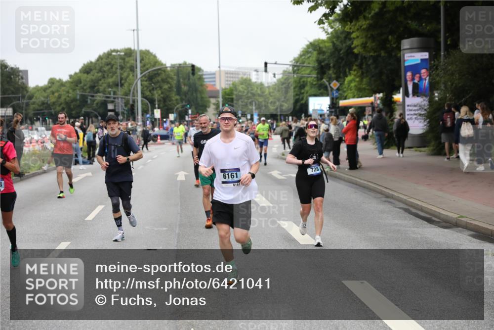 30.06.2024 - hella hamburg halbmarathon Fuchs,  Jonas http://msf.ph/oto/6421041 30.06.2024 11:14:08 20KM 2187, 2288, 2288, 2433, 2972, 3520, 3766, 4189, 4262, 4357, 4682, 4685, 4692, 5687, 6161, 6797, 7120, 7297, 8163, 8310, 9398, 9912, 10357, 10729, 12341, 12395, 13020, 13463 meine-sportfotos.de