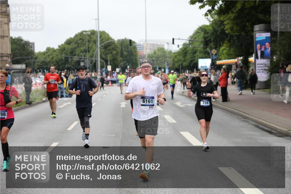 30.06.2024 - hella hamburg halbmarathon Fuchs,  Jonas http://msf.ph/oto/6421062 30.06.2024 11:14:09 20KM 2187, 2288, 2288, 2433, 2972, 3520, 3766, 4189, 4357, 4682, 4685, 4692, 5687, 6161, 6797, 7120, 7297, 8163, 8310, 9398, 9912, 9935, 10357, 10729, 12395, 13020, 13463 meine-sportfotos.de