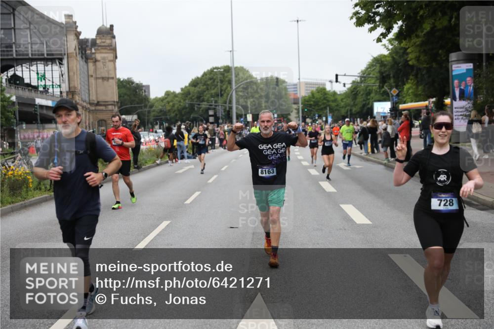 30.06.2024 - hella hamburg halbmarathon Fuchs,  Jonas http://msf.ph/oto/6421271 30.06.2024 11:14:11 20KM 2187, 2288, 2288, 2433, 2972, 3520, 3766, 4189, 4357, 4682, 4685, 4692, 5687, 6161, 6797, 7120, 8163, 8310, 8661, 9398, 9912, 9935, 10357, 10729, 12395, 13020, 13463 meine-sportfotos.de